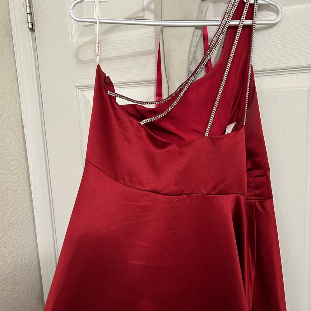 size 16-18! has a slit and side zipper. one shoulder